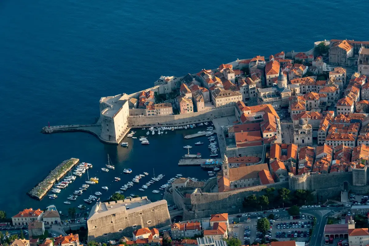 Stara luka Dubrovnika i zidine gledane odozgo.