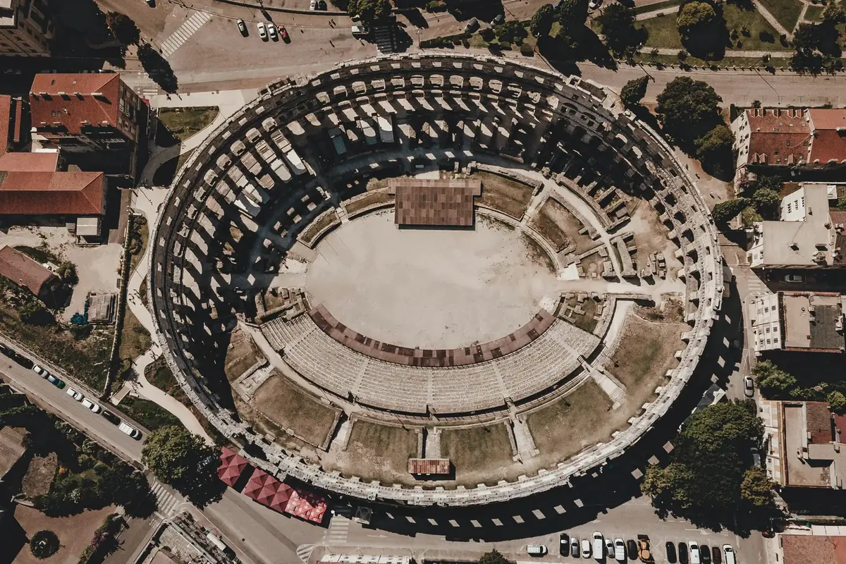 Pulska Arena iz zraka, okružena gradskim ulicama