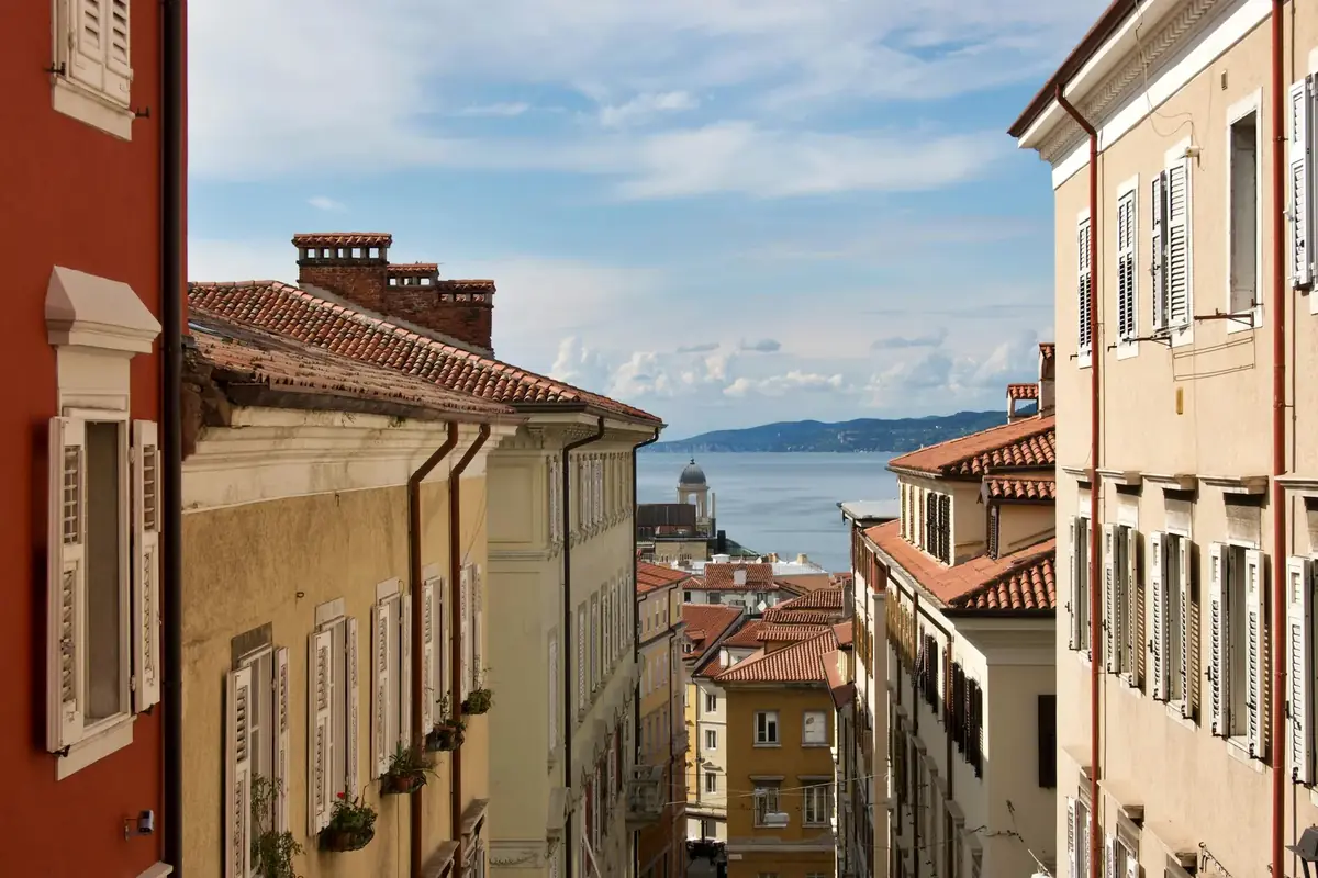 Uska riječka ulica koja se otvara prema moru i kvarnerskim otocima