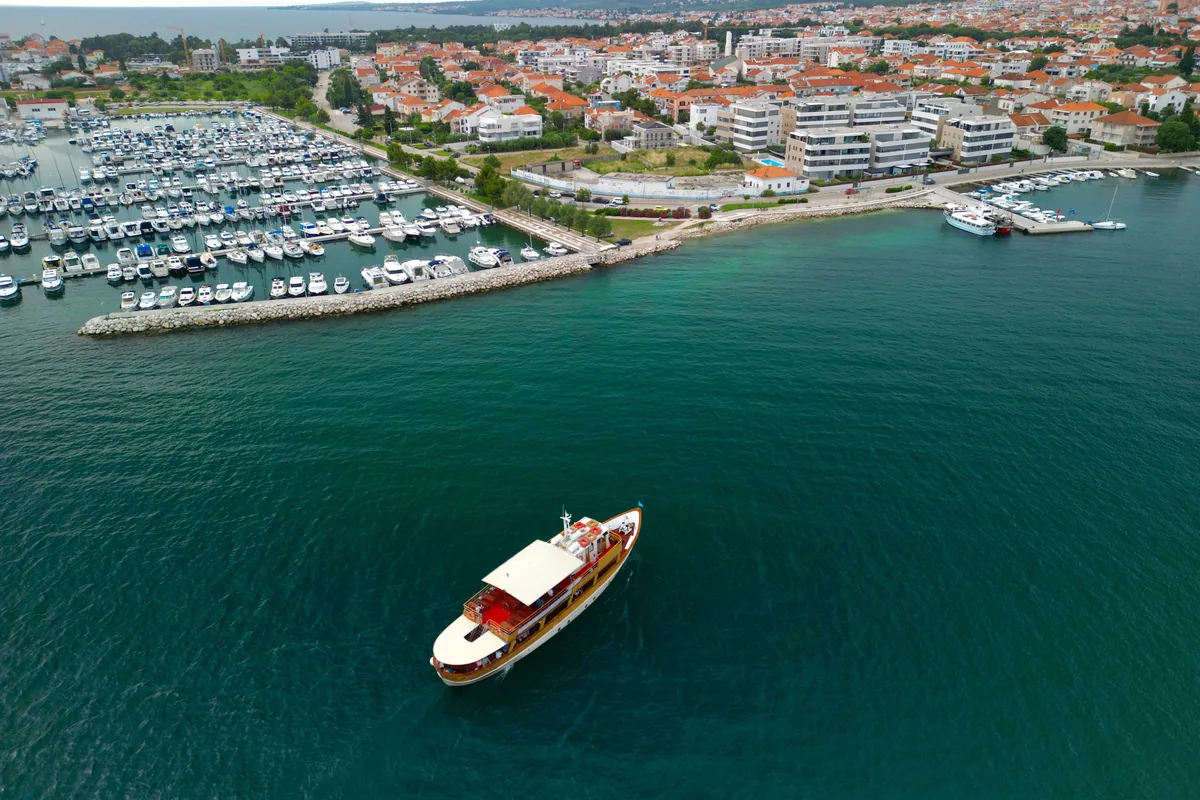 Izletnički brod ispred marine i grada Zadra